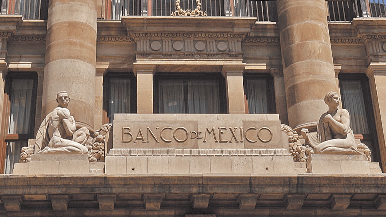 Banxico sostiene tasa en 6.50 % y el peso se fortalece por debajo de las 18 unidades.
