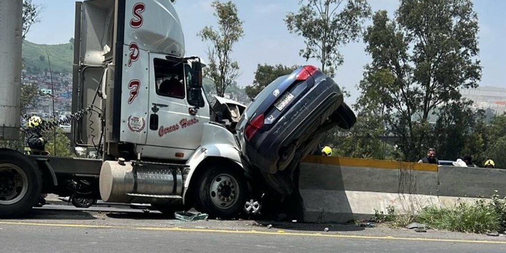 Percances colapsan autopistas del centro del país.