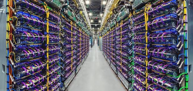 Google asesta un golpe a Meta al racionar el acceso a su IA por escasez de servidores.