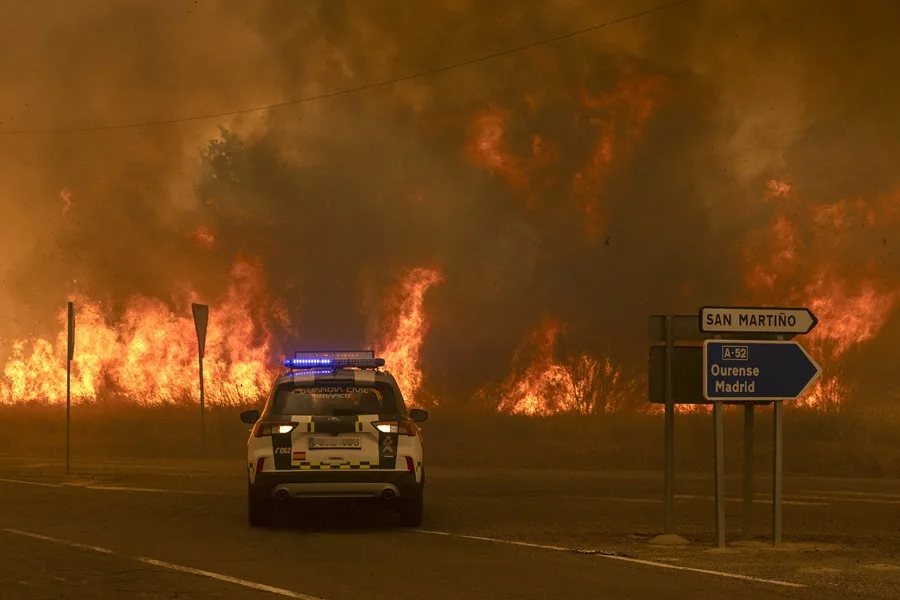 España declara emergencia de interés nacional por incendios forestales que han desalojado a más de 100,000 personas.