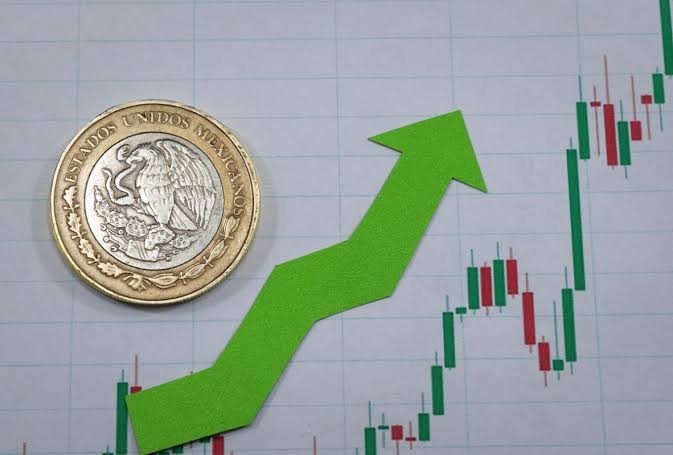El peso mexicano se mantiene cerca de sus mejores niveles del año frente al dólar.