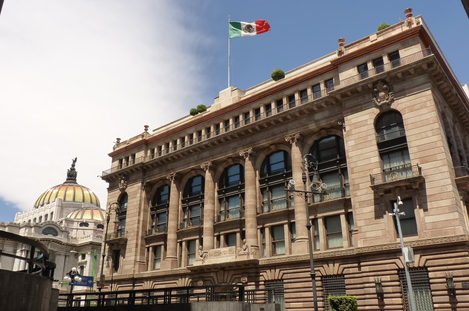 Banxico eleva a 1.5% su previsión de crecimiento para 2026 y mantiene la tasa en 6.50%.
