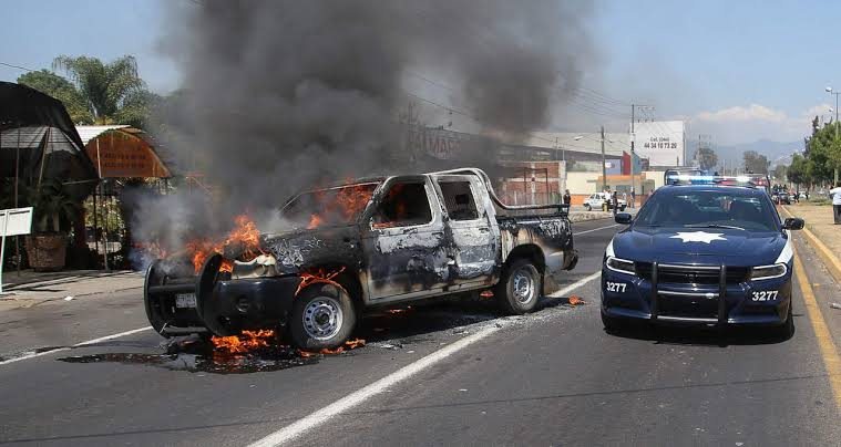 Bloqueos y violencia en Michoacán tras la detención de nueve presuntos integrantes de organización delictiva.