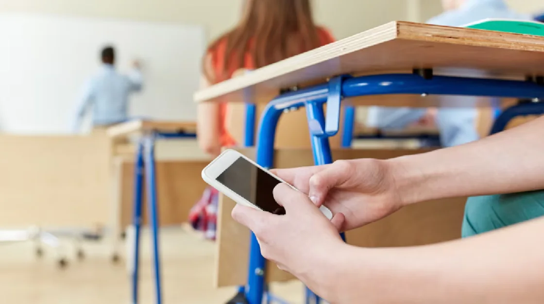 Aprueba Comisión de Educación del Congreso de San Luis Potosí dictamen para restringir uso de celulares en escuelas básicas
