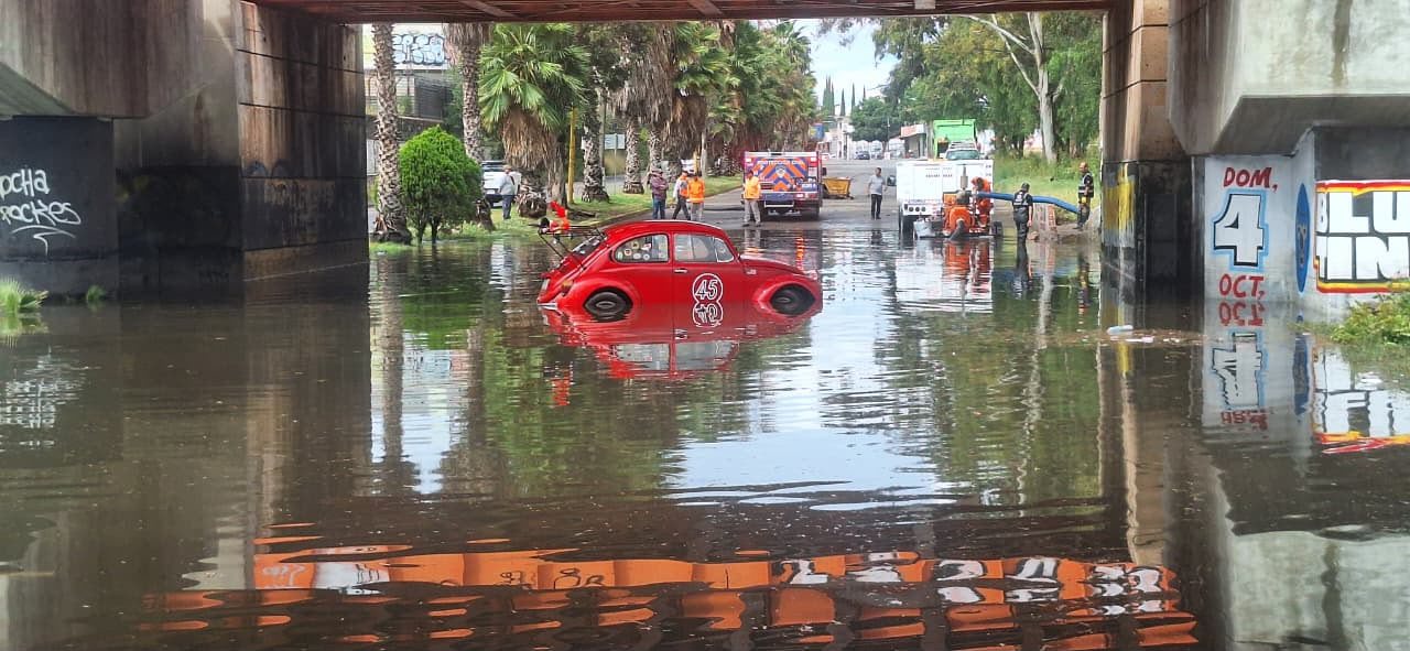 Rescatan a ciudadano estadounidense tras quedar varado en puente inundado en San Luis Potosí