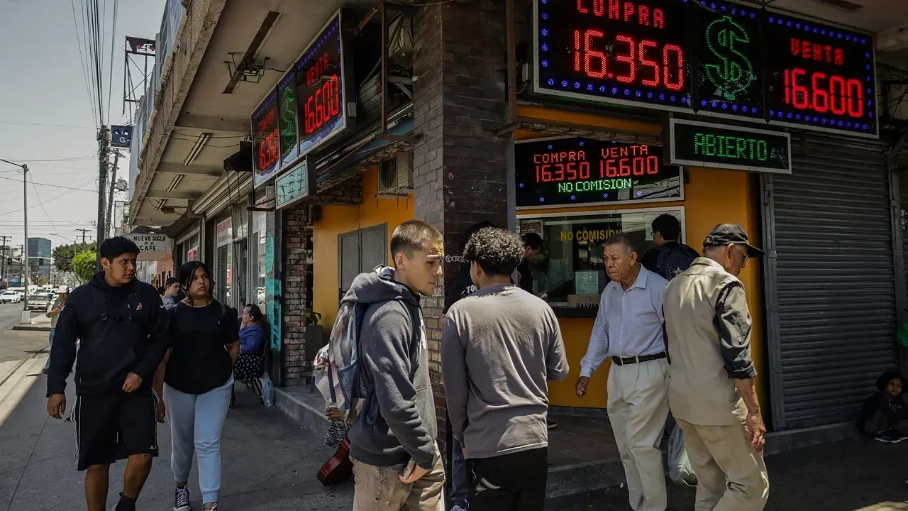 Cae 3.6% el flujo de remesas en agosto y rompe racha de seis meses al alza, reporta Banxico