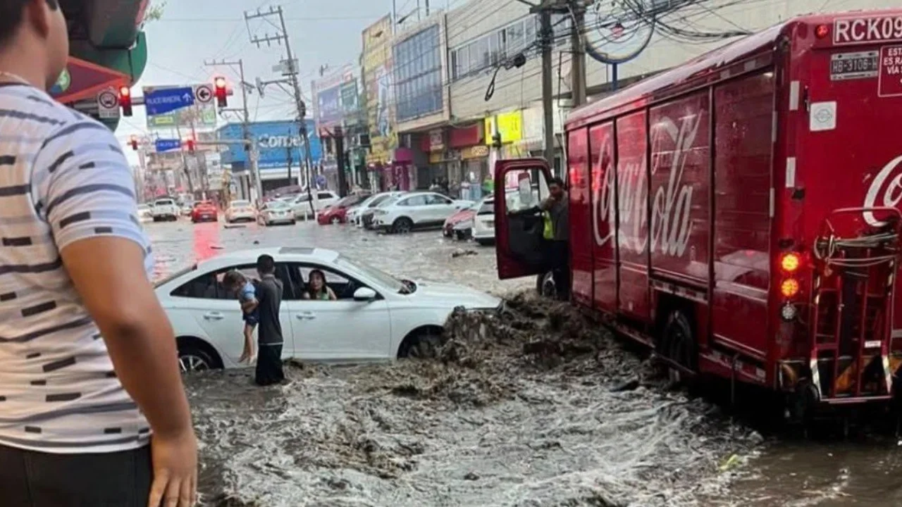 Inundaciones y estragos en Acapulco por el paso del huracán Simon