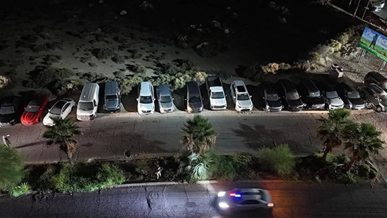 Aseguran 18 vehículos de lujo y blindados en Puerto Peñasco tras operativo por desapariciones y homicidios