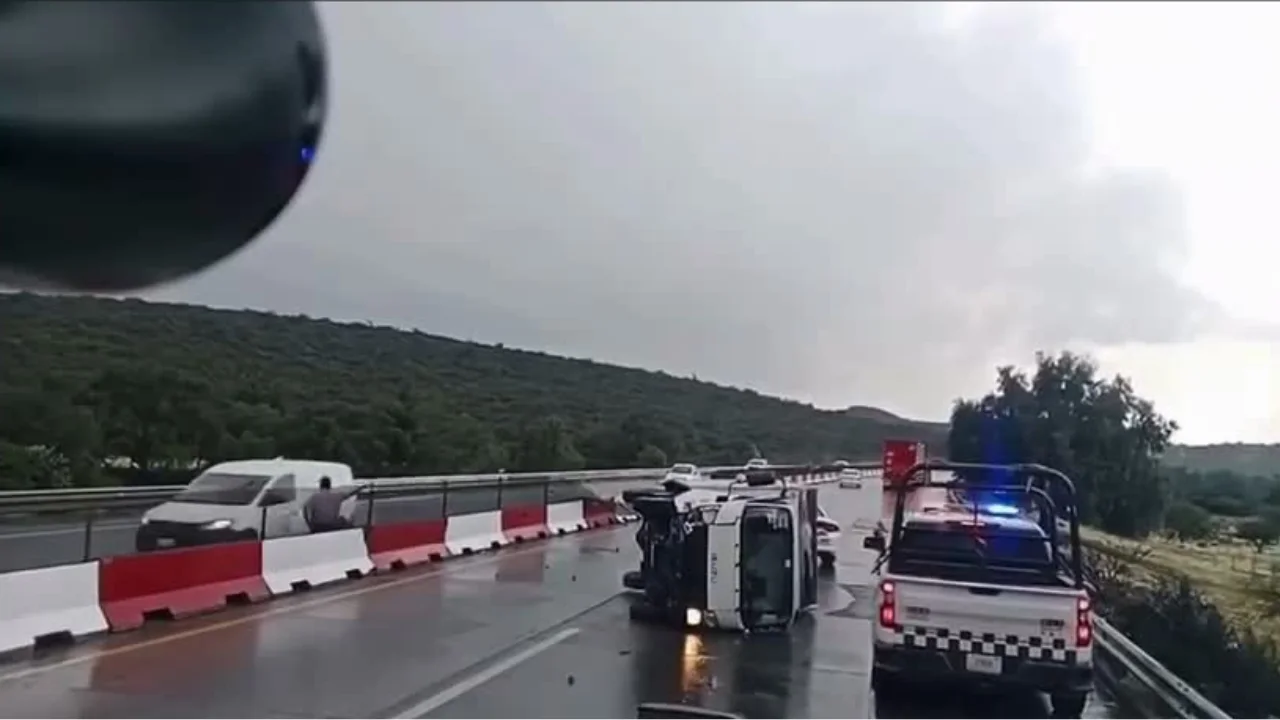 VIDEO | Aparatosa volcadura e incendio de una pipa en el Arco Norte