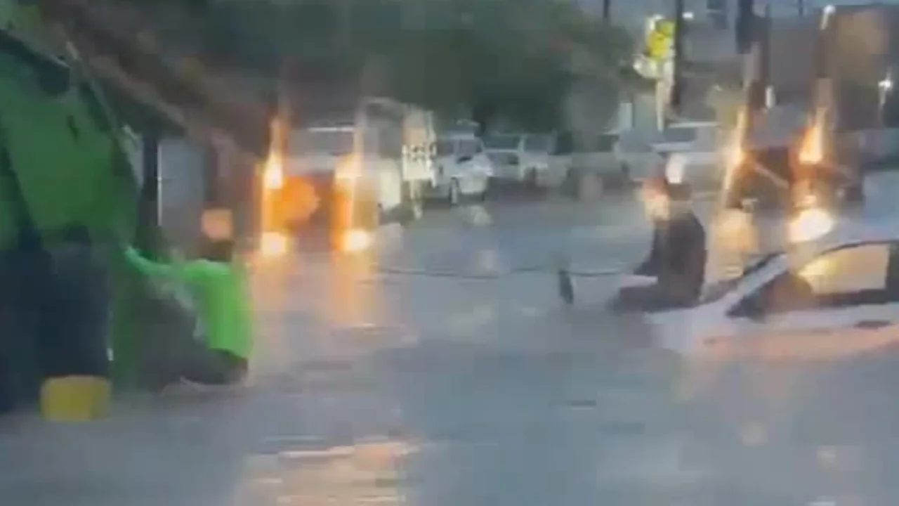 VIDEO | Momentos de tensión en Monterrey: Trabajadores de Red Ambiental salvan a conductor a segundos de ser arrastrado por la corriente